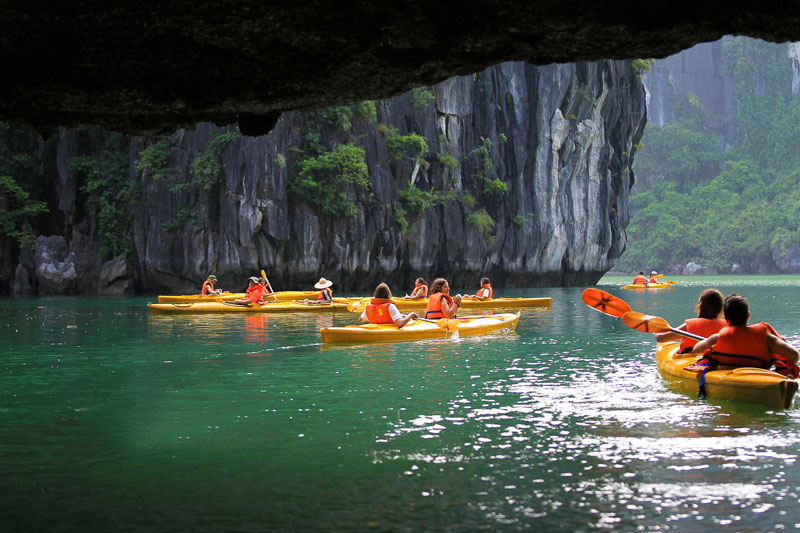 Chèo thuyền Kayak tham quan vịnh Hạ Long