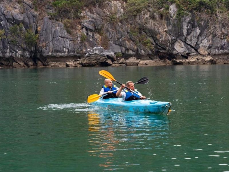 Du khách được trải nghiệm trèo thuyền Kayak tham quan vịnh Lan Hạ