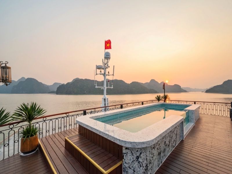 Bể sục ngoài trời giúp du khách thư giản hòa mình vào cảnh đẹp của vịnh Lan Hạ