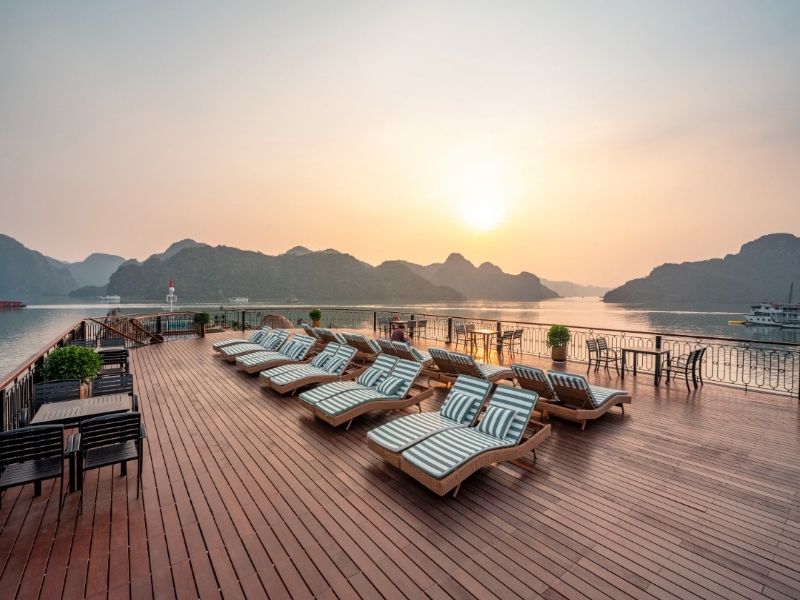 Sundeck ngoài trời giúp du khách thư giản ngắm hoàng hôn