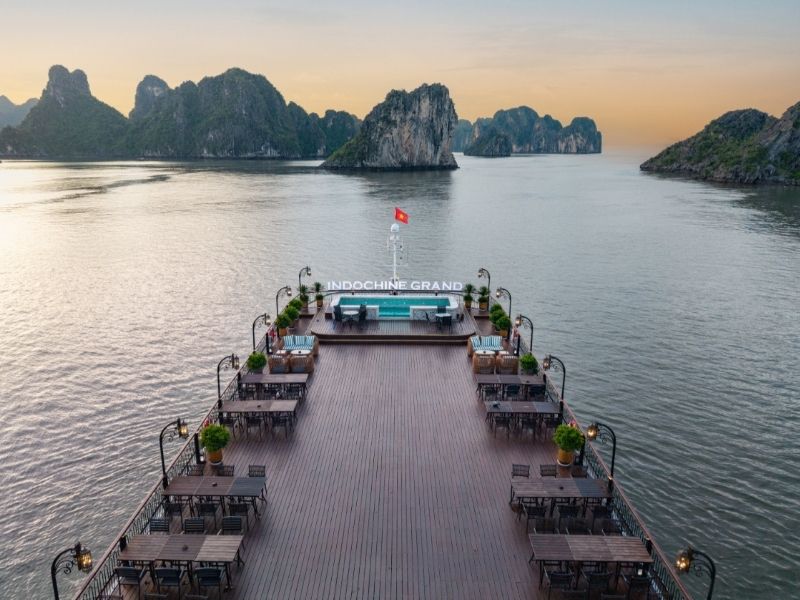 Không gian ăn uống ngoài trời trên du thuyền Indochine Grand