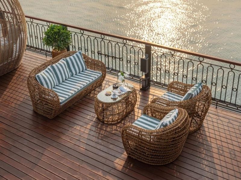 Sundeck trên Du thuyền Indochine Grand giúp khách hàng thư giản thưởng thức trà chiều