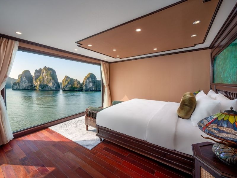 Hạng phòng President Suite với cửa sổ to ngắm giúp du khách ngắm nhìn toàn bộ khung cảnh tuyệt đpẹ của vịnh Lan Hạ