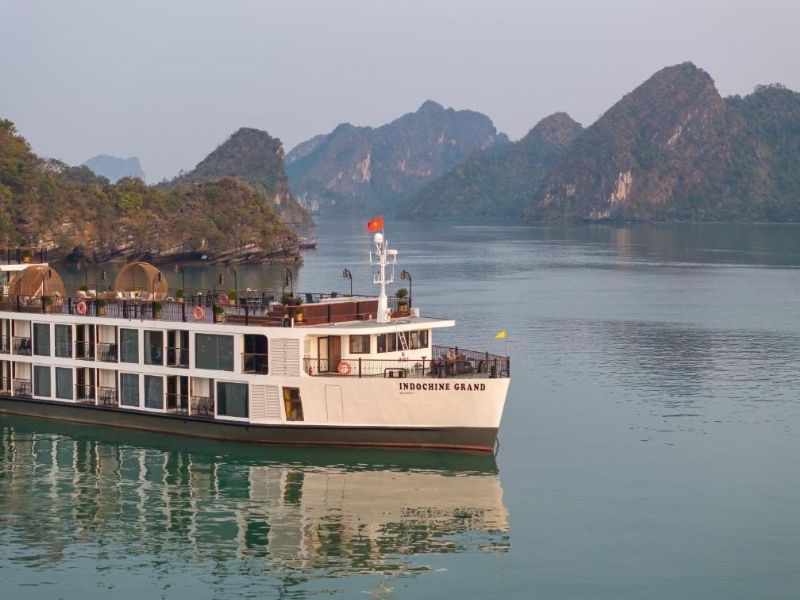 Hình ảnh hùng vĩ của du thuyền Indochine Grand từ xa