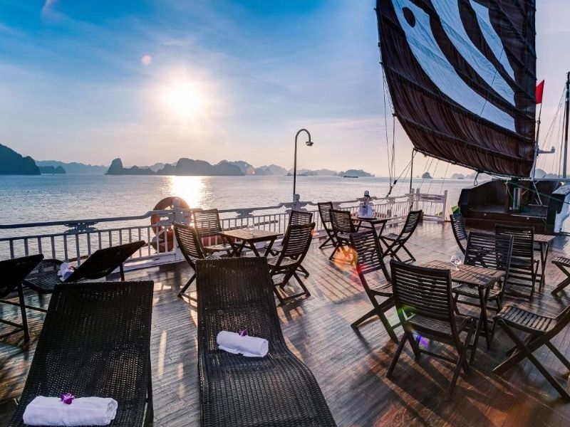 View tuyệt đẹp trên du thuyền Le Journey Premium