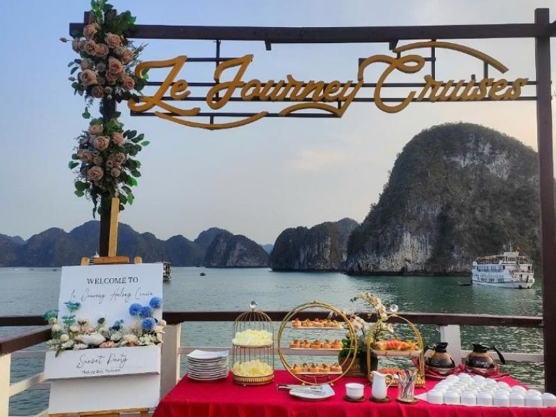 Dịch vụ bàn tiệc sang trọng trên du thuyền Le Journey Premium