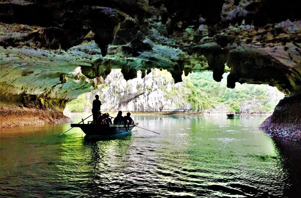 Khám phá vẻ Hang Sáng Tối bằng thuyền nan