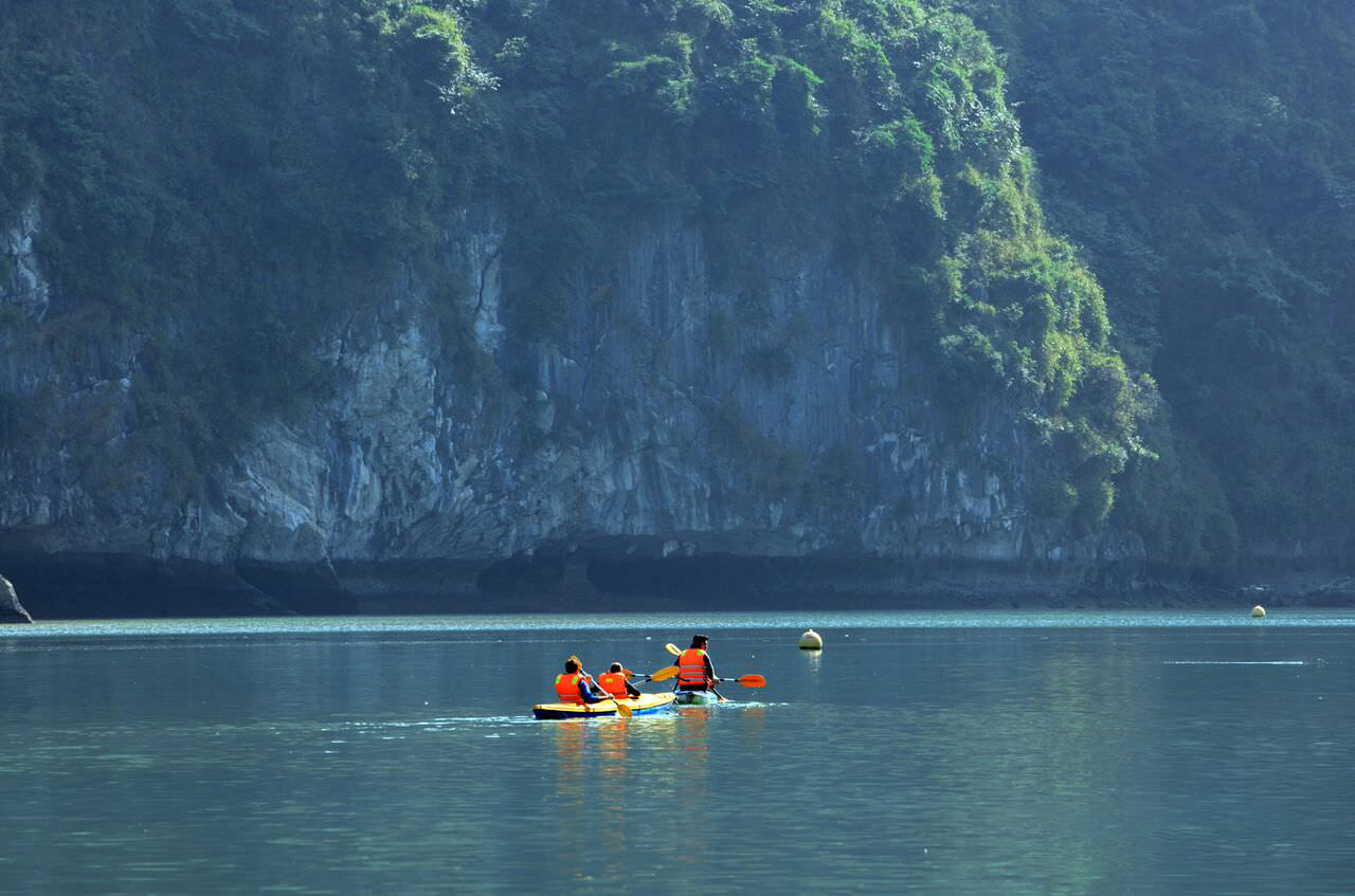 Du khách trải nghiệm chèo Kayak trên Vịnh Lan Hạ