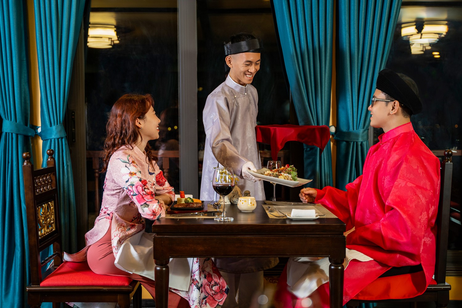 Thưởng thức bữa ăn đậm chất Cung Đình Huế ngay trên Du thuyền Nostalgia