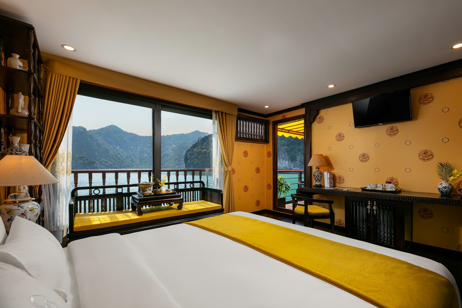 Hạng phòng King Suite trên du thuyền Nostalgia