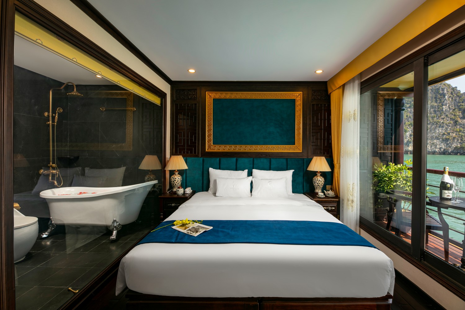 Hạng phòng Queen Suite trang trí cao cấp trên du thuyền Nostalgia
