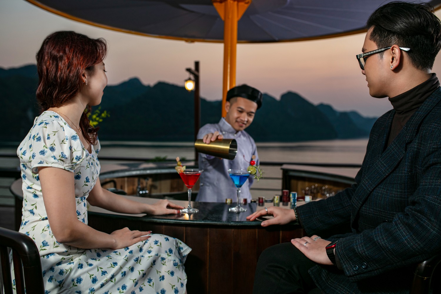 Quán bar mở ngay trên tầng thượng du thuyền Nostalgia