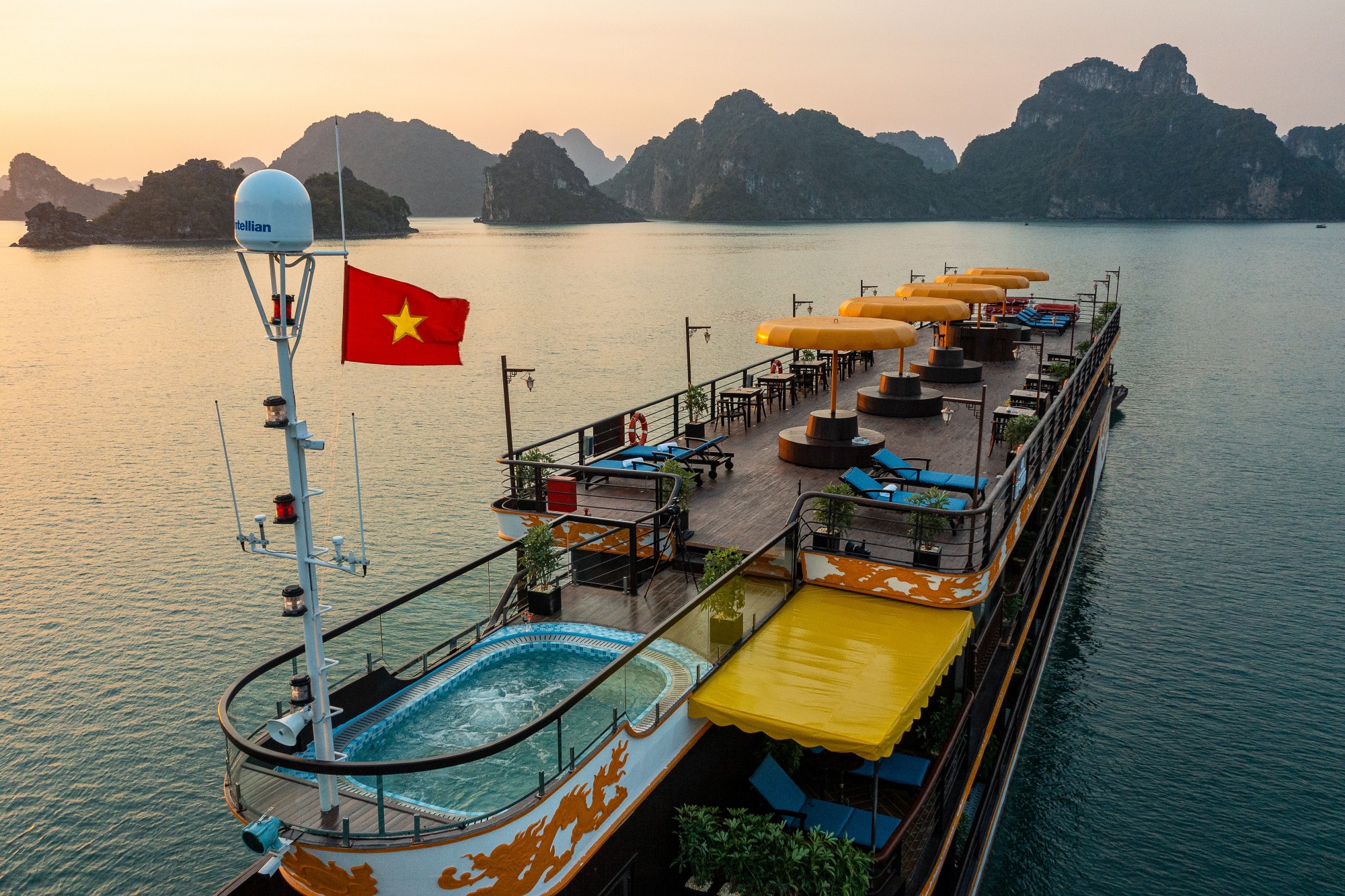 Bể bơi sục view chân trời ngay trên du thuyền Nostalgia