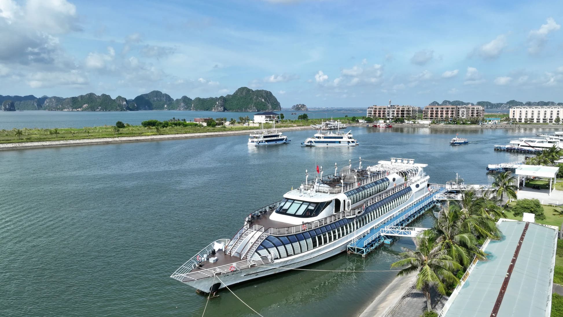 Du thuyền Paradise Delight sang trọng trên vịnh Hạ Long