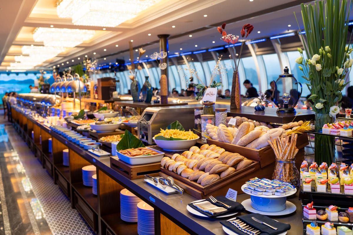 Buffet với quầy line đa dạng ngay tại du thuyền Paradise Delight