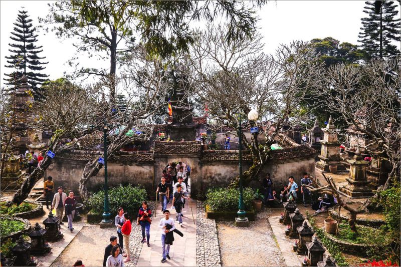Tháp Huệ Quang là nơi bảo quản xá lợi của các vị thiền sư có công lớn trong việc phát triển phái thiền Trúc Lâm