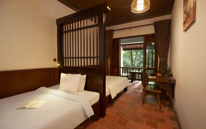 Deluxe Room với phong cách trang trí hoa văn thời Trần