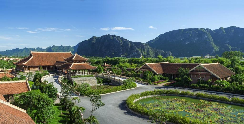 Emeralda Resort Ninh Bình nằm ngay cận kề Quần thể Danh thắng Tràng An