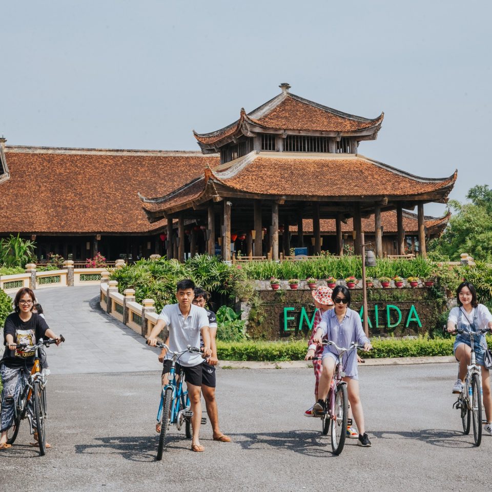 Thuê xe đạp dạo quanh các con đường nội khu hoặc đạp xe ra khỏi cổng resort để khám phá