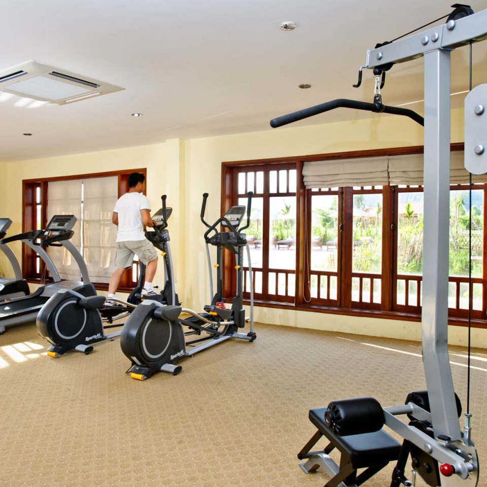 Phòng gym hiện đại với đầy đủ hệ thống máy chạy bộ, thiết bị cardio