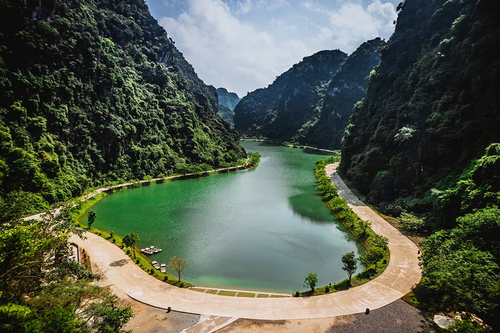Khám phá Tuyệt Tình Cốc (động Am Tiên) hoang sơ mờ sương