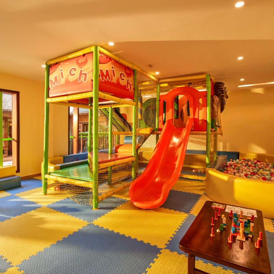 Khu vui chơi trẻ em Kid’s Club của resort được thiết kế rực rỡ sắc màu với nhiều trò chơi