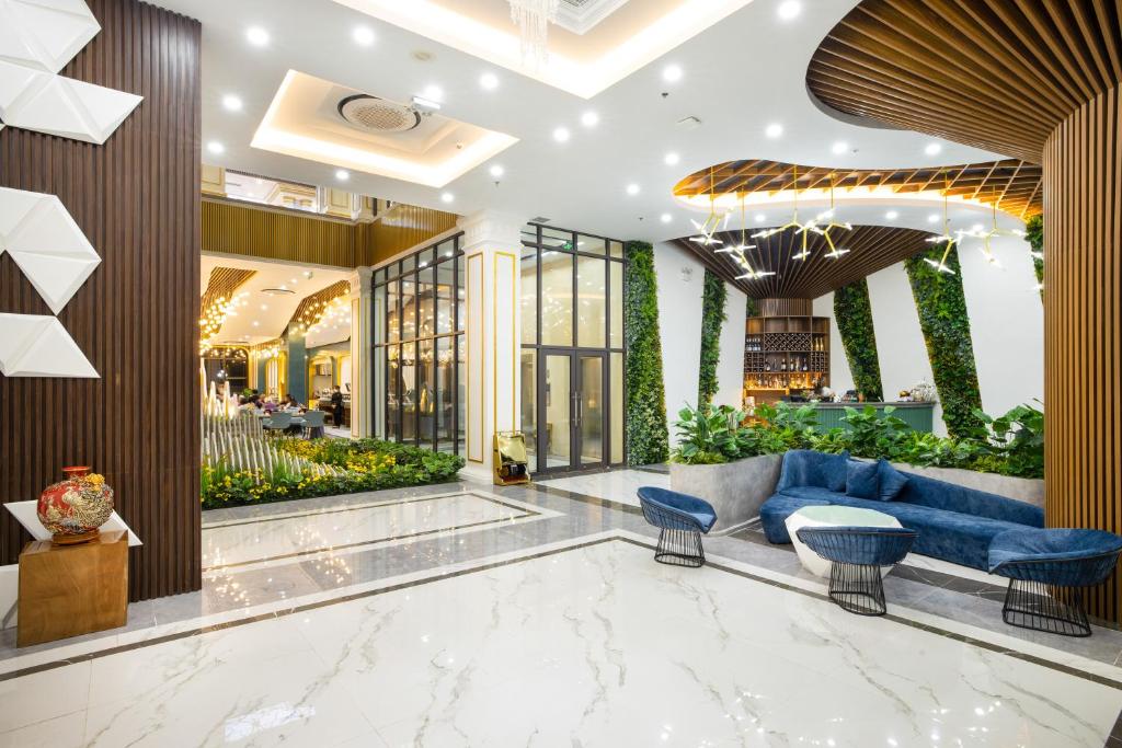 Dấu ấn kiến trúc của khách sạn được thể hiện rõ nét ngay từ không gian đại sảnh lộng lẫy