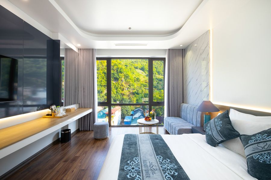Hạng phòng Deluxe hướng núi được bày trí theo phong cách tân cổ điển thanh lịch