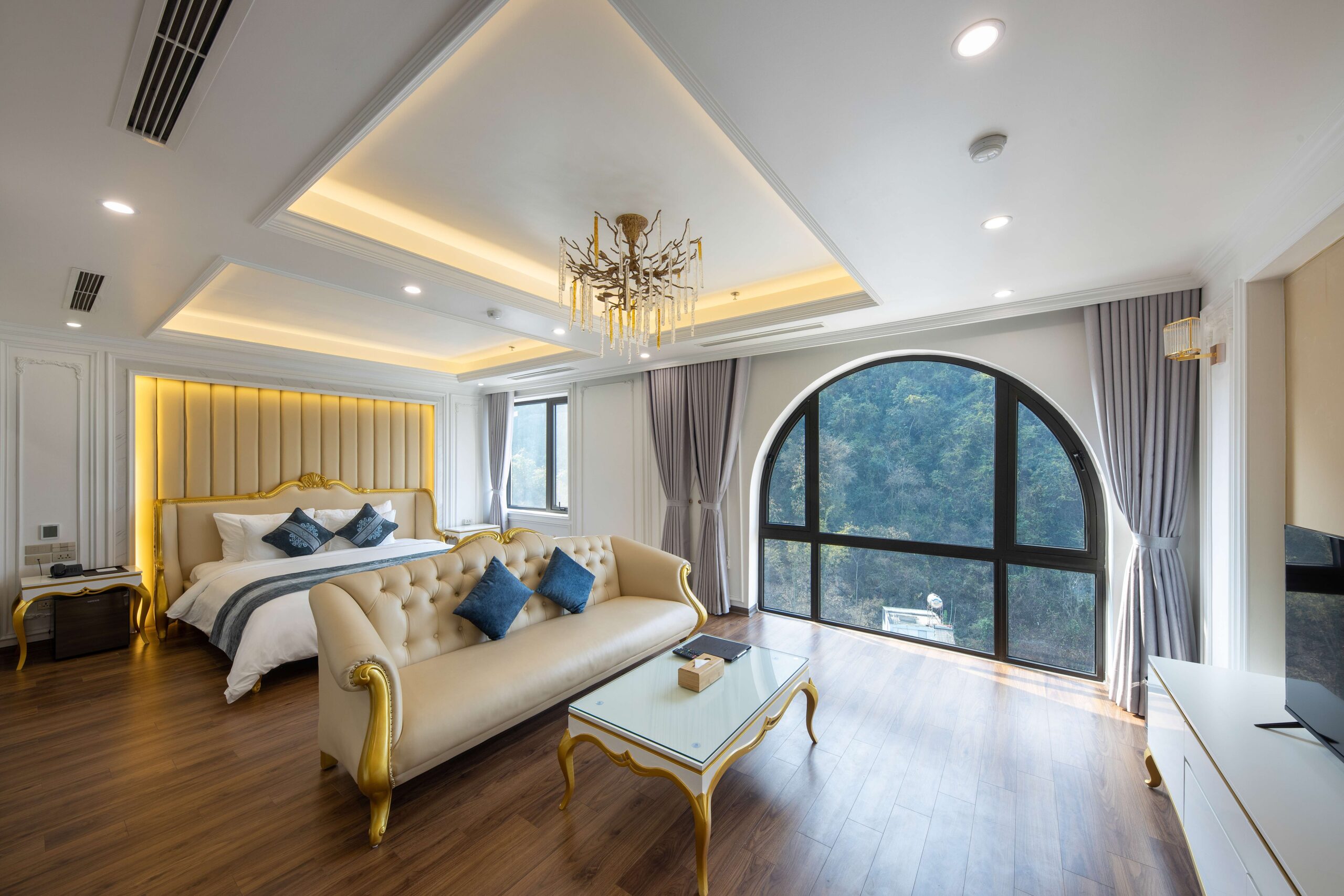 Junior Suite sở hữu không gian sinh hoạt rộng thoáng, được tích hợp khu vực tiếp khách