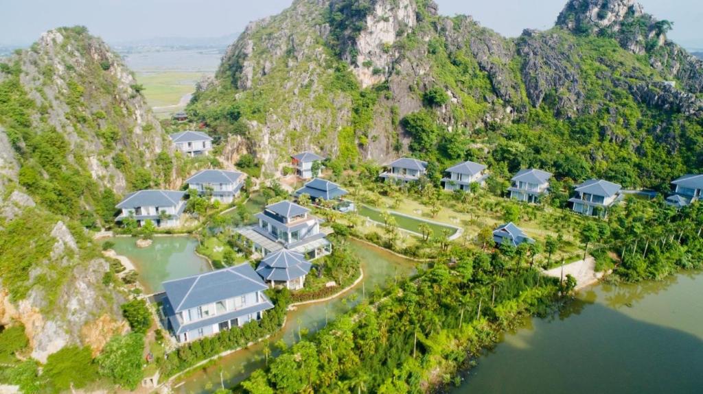 Minawa Kenhga Resort & Spa Ninh Binh nằm ngay tại tâm điểm của khu du lịch suối khoáng nóng