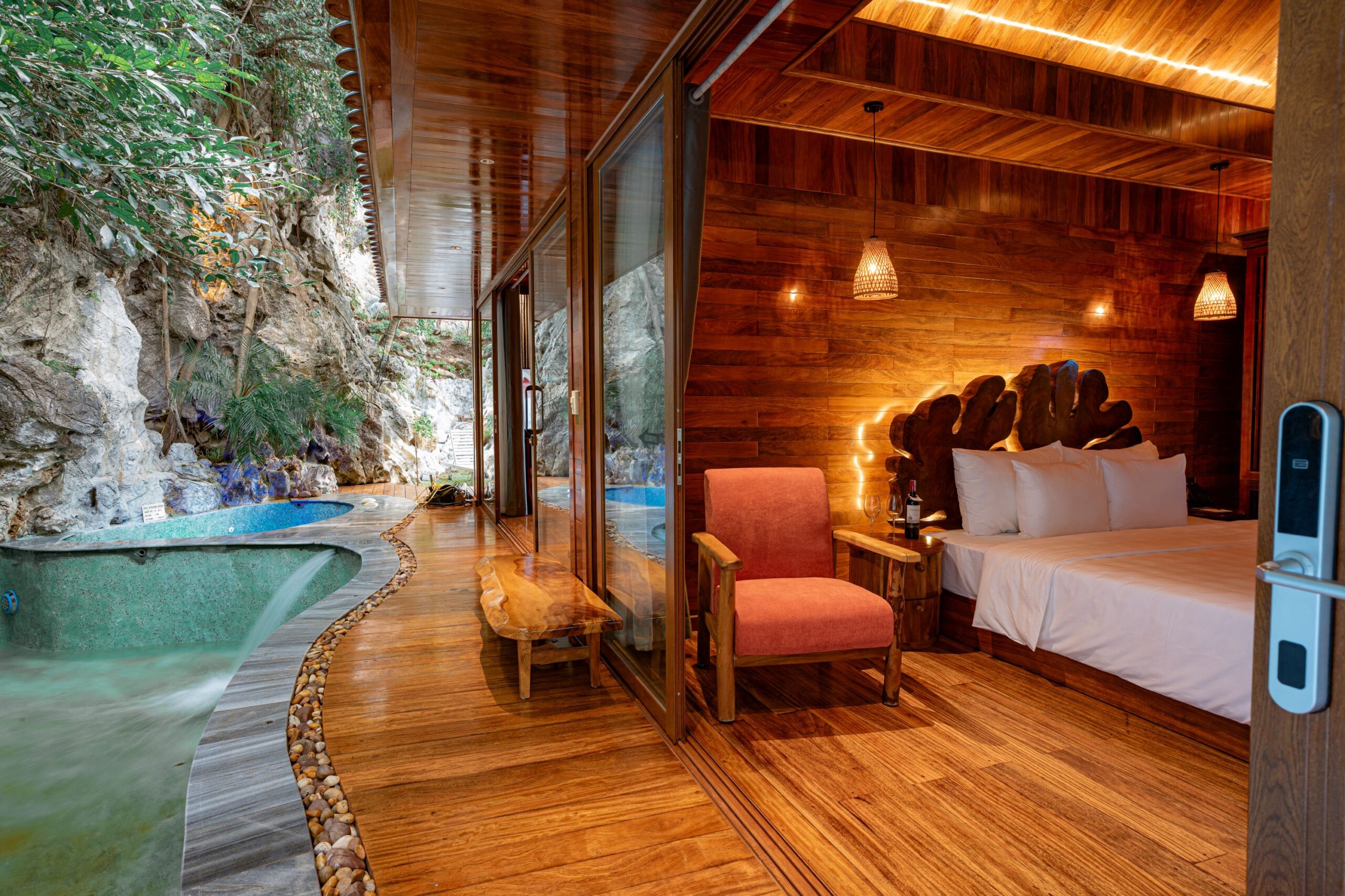 Family Suite sở hữu diện tích rộng rãi với nhiều phòng ngủ kết nối, phòng sinh hoạt chung ấm cúng