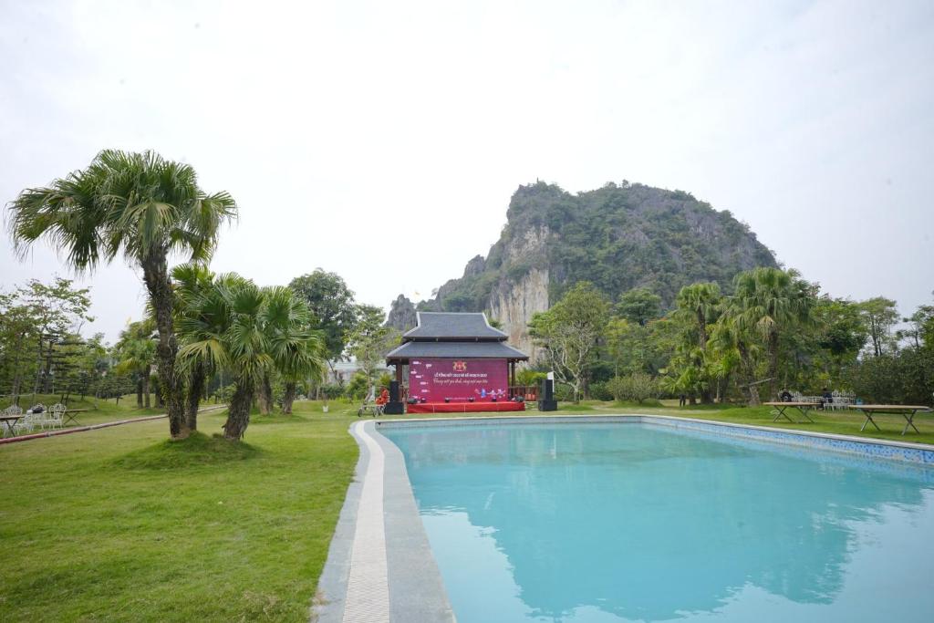 Hồ bơi tại resort được thiết kế sang trọng, nước trong vắt và luôn ở nhiệt độ dễ chịu