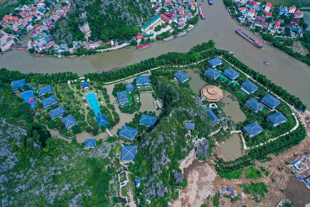 Bao quanh khu nghỉ là dòng sông Hoàng Long uốn lượn