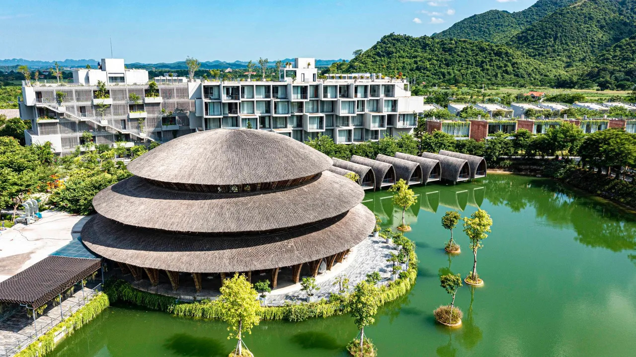 Wyndham Grand Vedana Ninh Bình Resort nằm nép mình bên bờ hồ Yên Quang thơ mộng