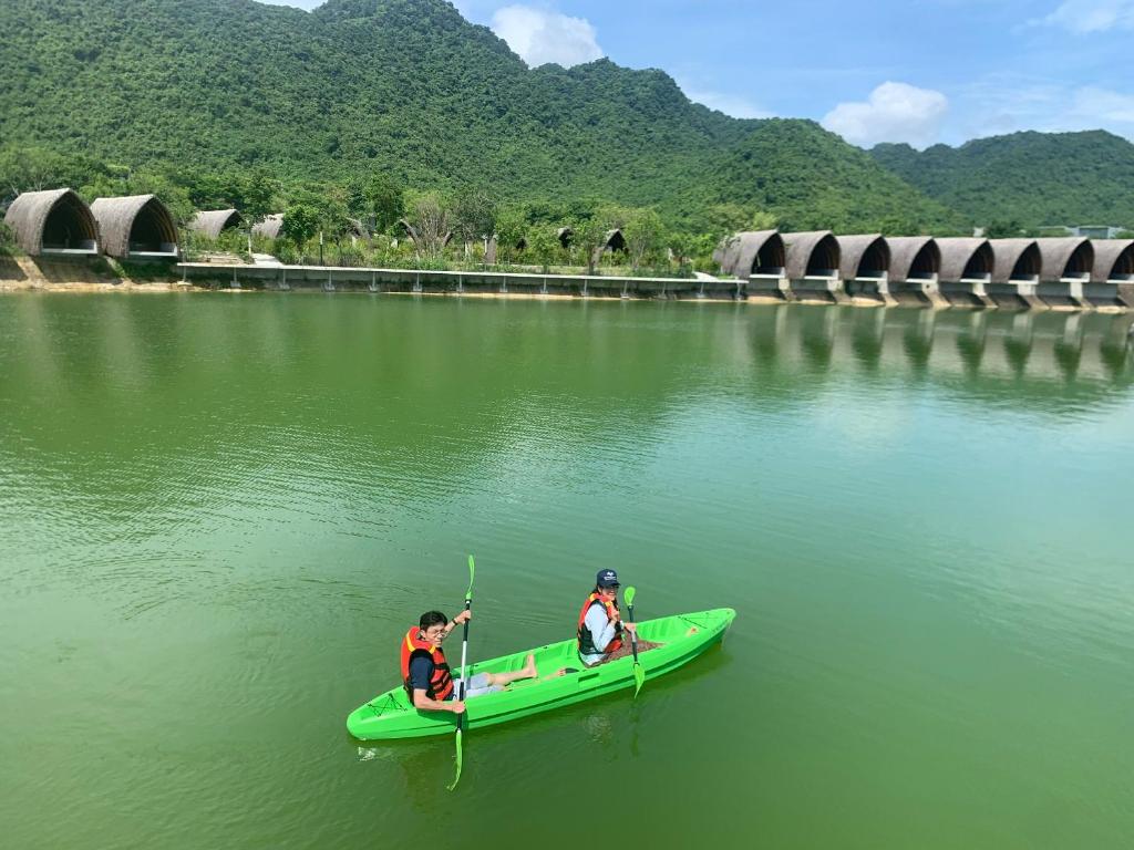Trải nghiệm các hoạt động chèo thuyền kayak và nhiều hoạt động vui nhộn khác