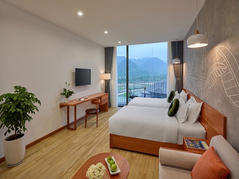 Family Suite sở hữu không gian sinh hoạt ấm cúng với hai phòng ngủ kết nối thông minh