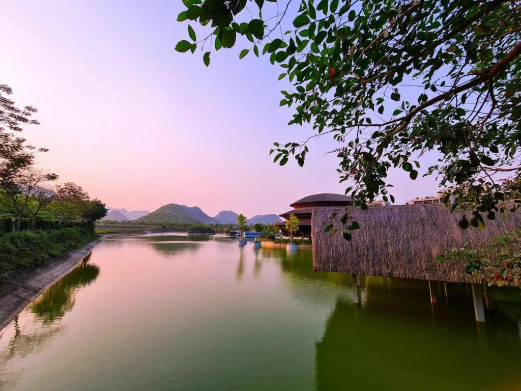 Khung cảnh chiều tà ở Wyndham Grand Vedana Ninh Bình Resort