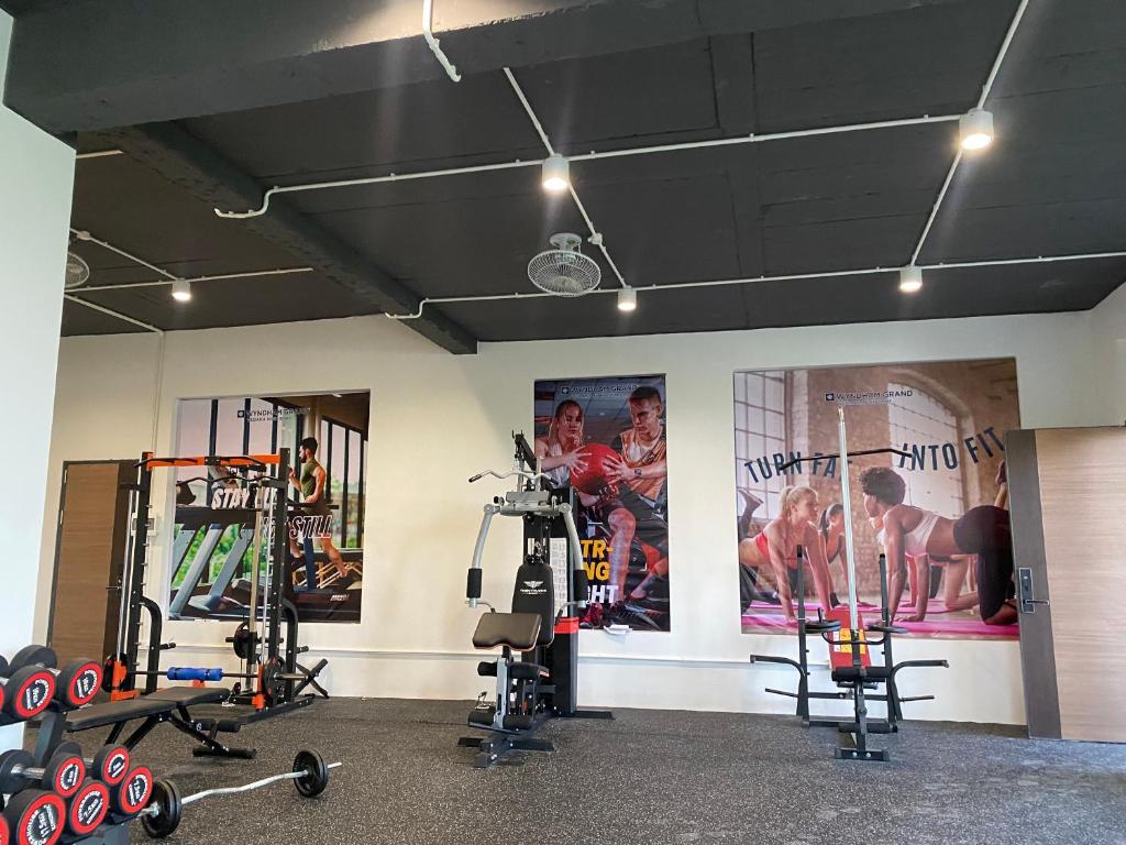Phòng tập gym hiện đại với đầy đủ máy chạy bộ, hệ thống tạ và thiết bị cardio