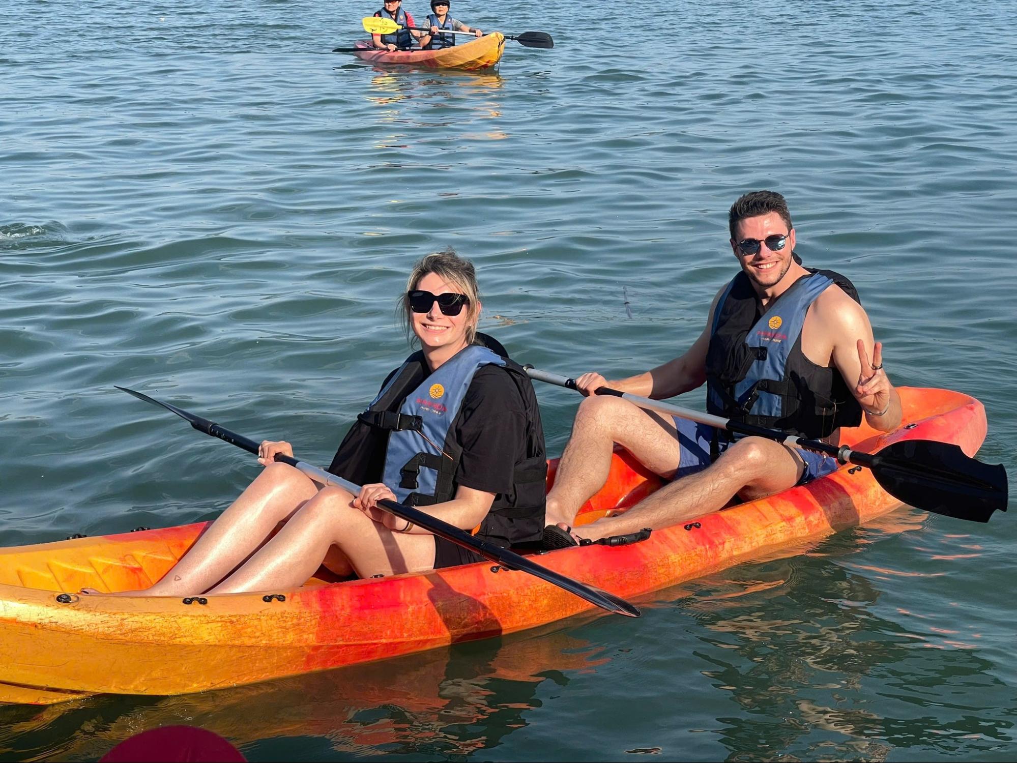 Trải nghiệm kayaking thú vị trên vịnh