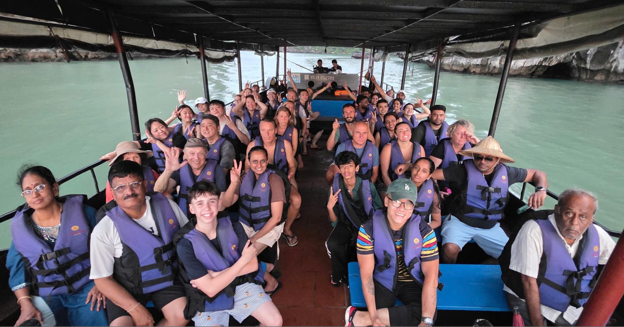 Dịch vụ di chuyển đi kèm khi đặt tour Amanda Cruise