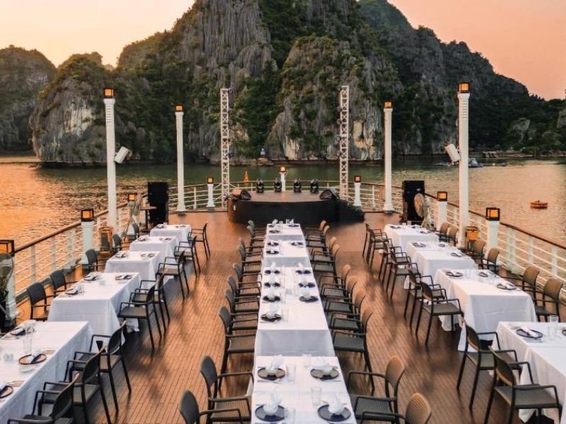 Du khách trong và ngoài nước đánh giá cao du thuyền Ambassador Signature cả về không gian và trải nghiệm