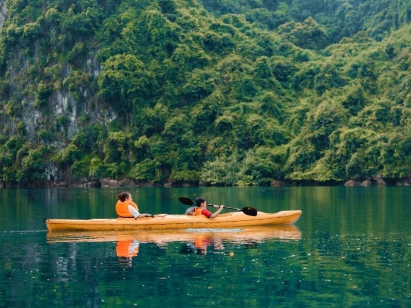 Chèo kayak là một trong những hoạt động được yêu thích nhất khi khám phá Vịnh Hạ Long