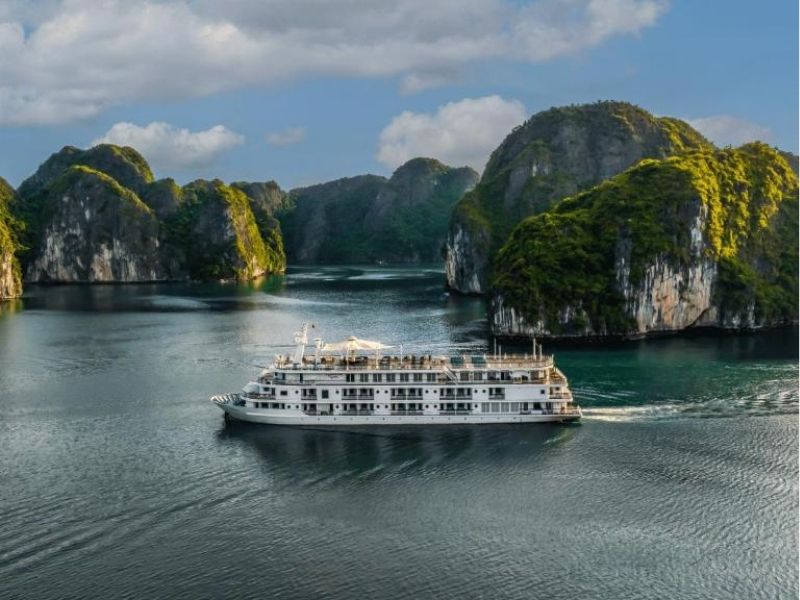 Du thuyền Ambassador Signature gây ấn tượng bởi kiến trúc hiện đại, không gian sang trọng