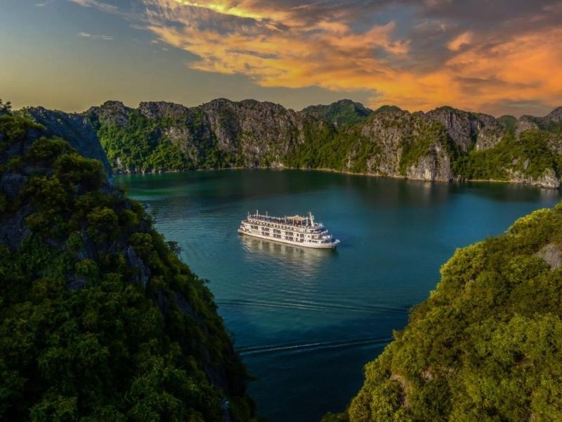 Hải trình của Du thuyền Ambassador Signature đưa du khách khám phá trọn vẹn vẻ đẹp giao thoa giữa Vịnh Hạ Long và Vịnh Lan Hạ