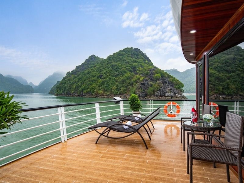 Tận hưởng khoảnh khắc thư giãn tuyệt đối giữa làn nước xanh ngọc và những dãy núi đá vôi kỳ vĩ