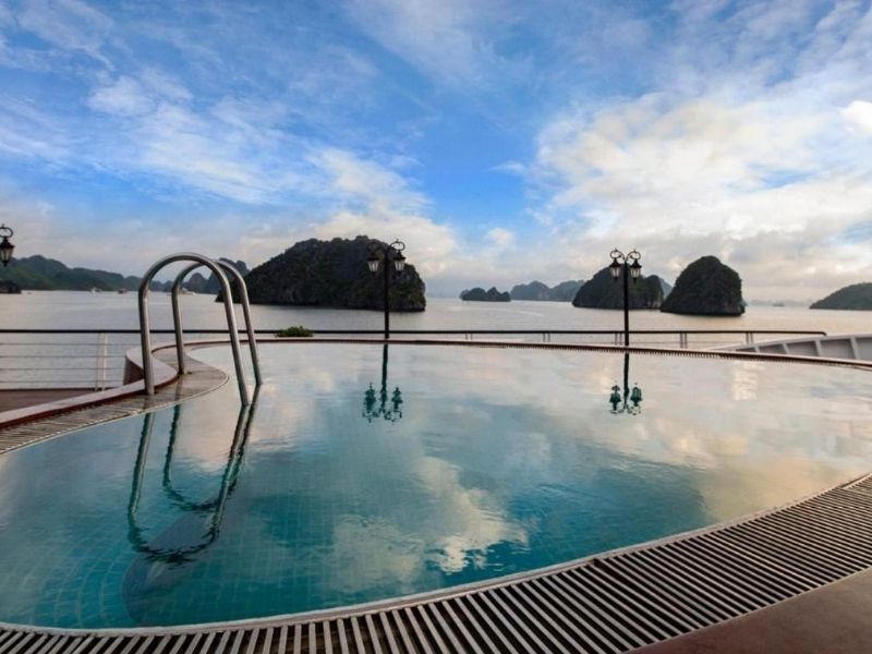 Thư giãn cùng hồ bơi hình trái tim trên du thuyền Aspira Cruise