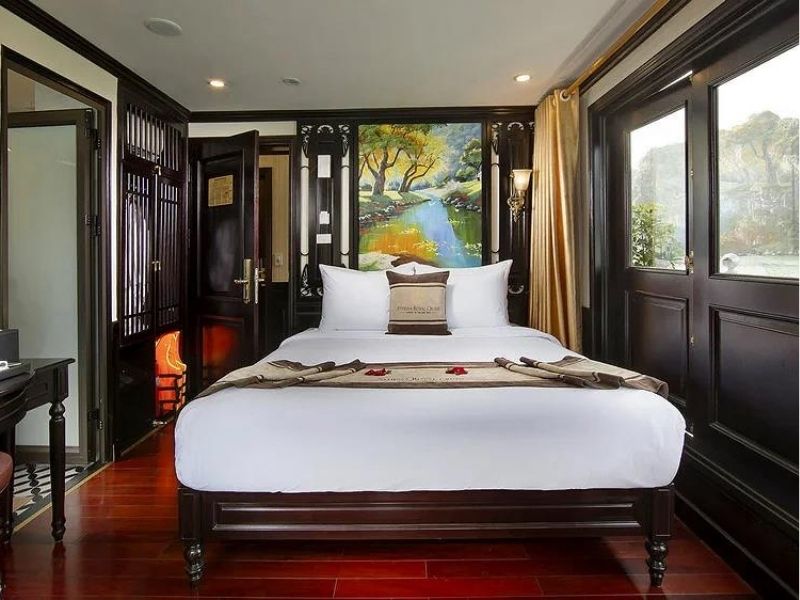 Mỗi cabin đều có ban công riêng, cửa sổ lớn hướng ra vịnh