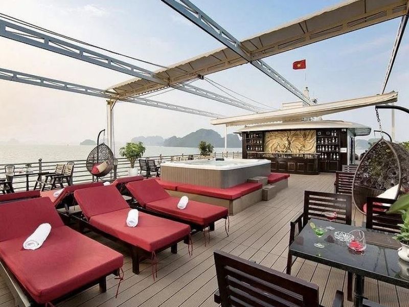 Sundeck rộng rãi là nơi lý tưởng để bạn thưởng ngoạn vẻ đẹp của vịnh Hạ Long