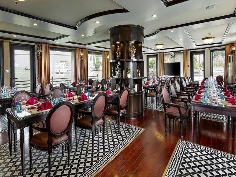 Không gian sang trọng cùng cơ sở vật chất hiện đại giúp du khách vừa khám phá cảnh đẹp vừa tận hưởng những phút giây thư giãn.