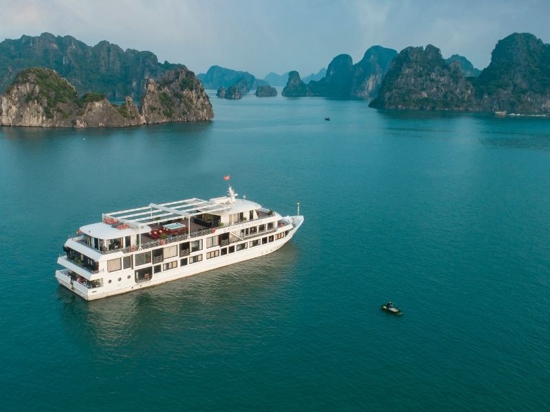 Athena Royal được nhiều du khách lựa chọn khi muốn tận hưởng kỳ nghỉ sang trọng giữa thiên nhiên hùng vĩ của Vịnh Hạ Long.